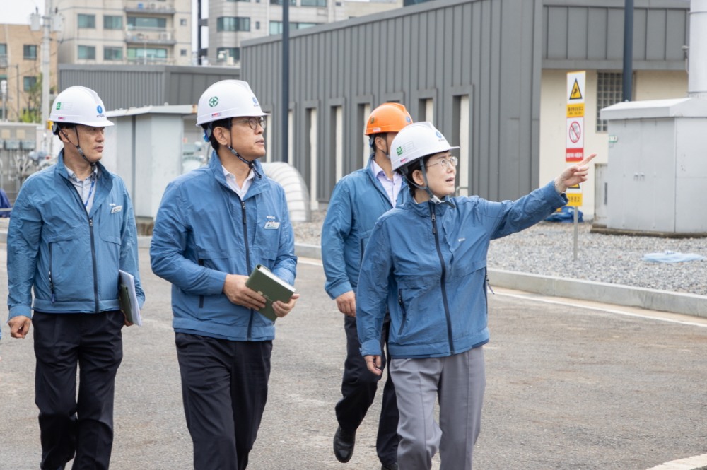 최연혜 한국가스공사 사장은 추석 연휴를 앞두고 13일, 합정 공급관리소 현장 안전점검에 나섰다(오른쪽 첫번째 최연혜 가스공사 사장). (사진= 한국가스공사)