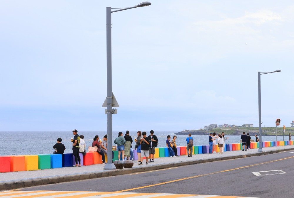 추석 연휴 무지개 해안도로 찾은 관광객들. (사진=연합뉴스)