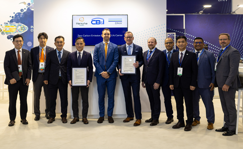 휴스턴에서 열리고 있는 가스텍2024에서 한화오션 제품전략기술원장 손영창 부사장(왼쪽에서 네번째)과 DNV 마틴 손드레 카트라이트 가스선종 글로벌 영업본부장(왼쪽에서 다섯번째), CB&I 마크 버츠 대표(왼쪽에서 여섯번째) 등 3사 관계자들이 참석한 가운데 액화수소운반선에 대한 기본 인증식을 가졌다.(사진=한화오션)