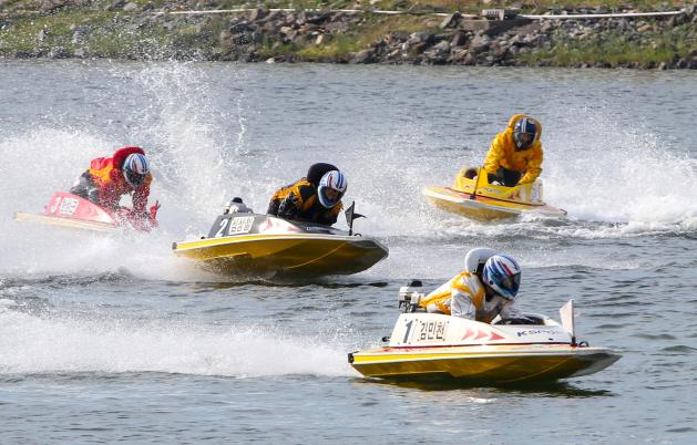 김민천이 지난 6월 우승을 차지한 ‘이사장배 경정 왕중왕전’에서 가장 먼저 결승선을 향해 질주하고 있다.(사진=국민체육진흥공단)