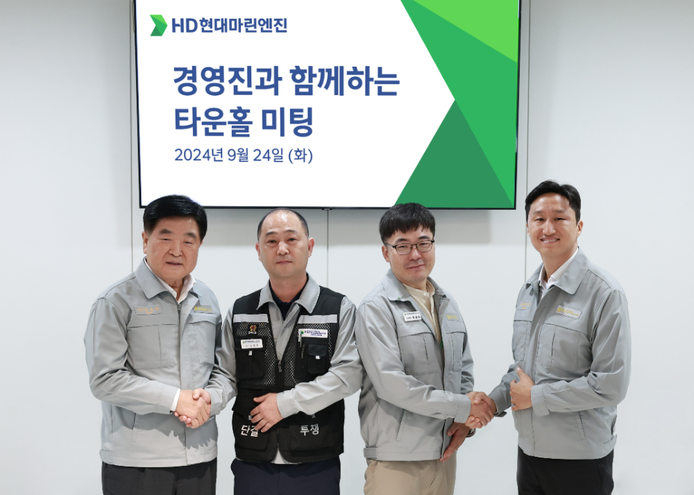 (왼쪽부터) HD현대 권오갑 회장, HD현대마린엔진 신재중 생산직 노조위원장, HD현대마린엔진 박동희 사무직 노조위원장, HD현대 정기선 부회장.(사진=HD현대)