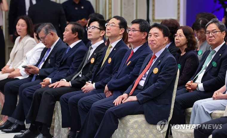 이헌승 (오른쪽 두번째) 국회의원 (사진=연합뉴스)