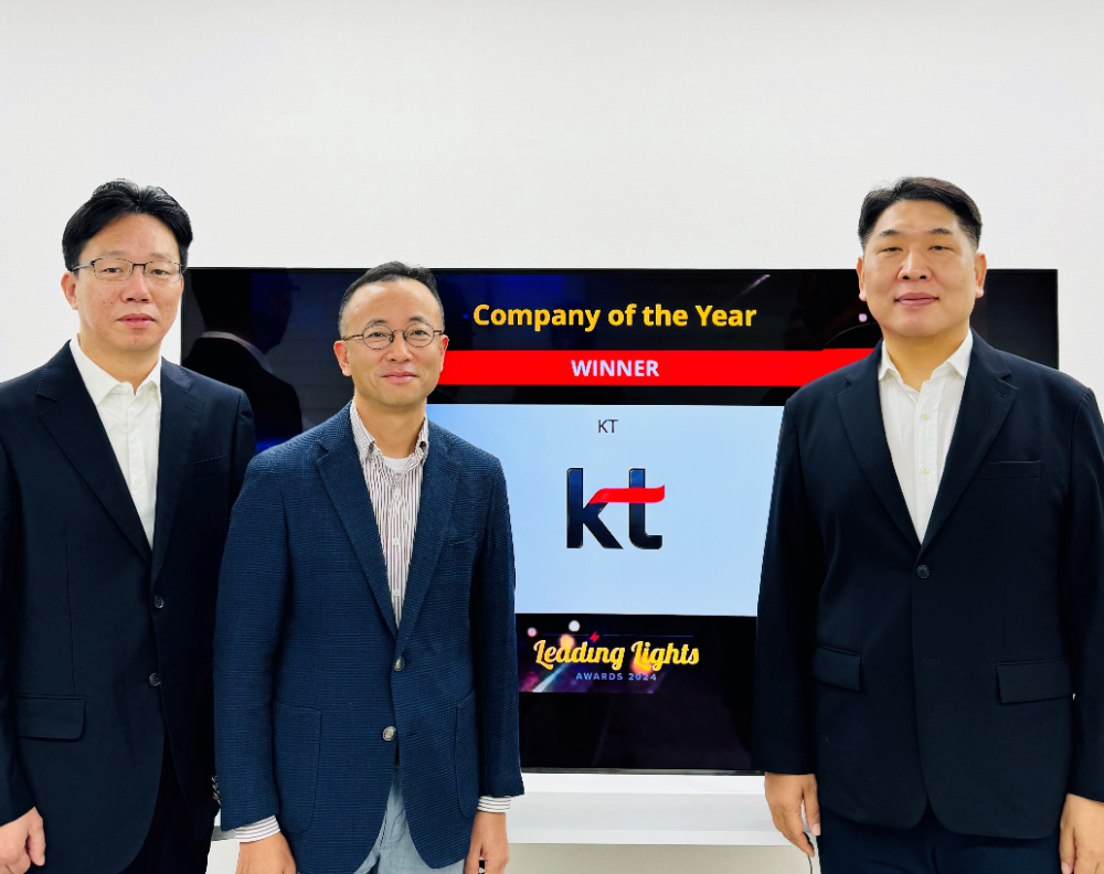 KT 네트워크기술본부장 구재형 상무(오른쪽 첫번째)를 비롯한 KT 임직원들이 리딩 라이트 어워즈 2024 수상 기념 촬영을 하고 있다. 사진=KT