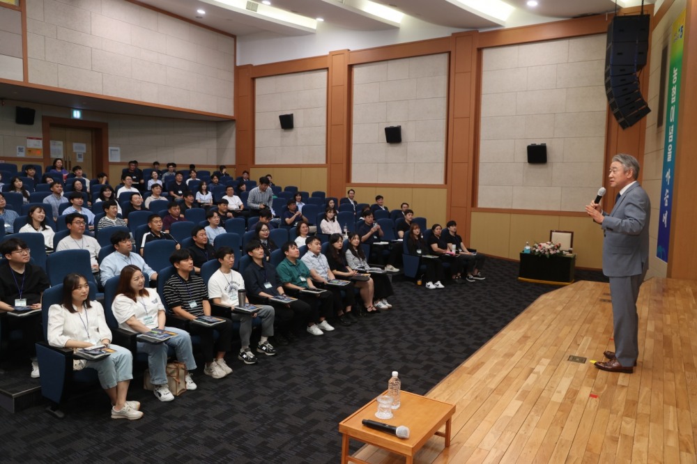 강호동 농협중앙회장이 24일 농협 중앙교육원에서 범농협 직원을 대상으로 농협이념 특강을 하고 있다. 사진=농협중앙회