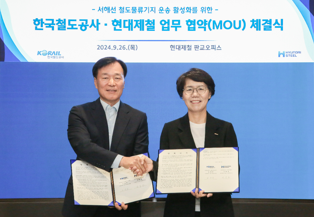 현대제철과 한국철도공사가 현대제철 판교오피스에서 서해안 철도물류기지 운송 활성화 업무 협약을 맺었다. (사진 좌측부터 현대제철 신학균 구매물류담당, 한국철도공사 김양숙 물류본부장).(사진=현대제철)