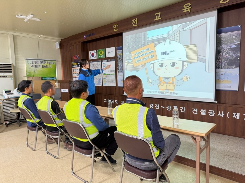 고속도로 건설 공사 현장에서 외국인 근로자들이 베트남어로 안전교육을 받고 있다.(사진=DL이앤씨)