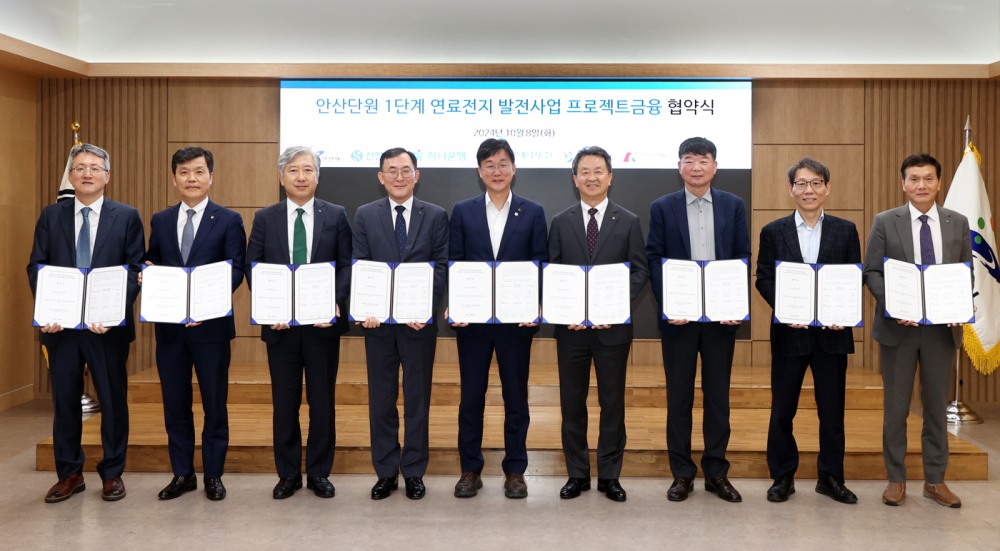 (왼쪽에서부터) 안산그린e 유석종 대표이사, 대우건설 조승일 본부장, 하나은행 전호진 부행장, 신한은행 정근수 부행장, 이민근 안산시장, 대우건설 백정완 대표이사, 안산도시개발 이기용 대표이사, 박무철 대표이사, 삼천리 김원중 본부장이 사진촬영을 진행하고 있다.(사진=대우건설)