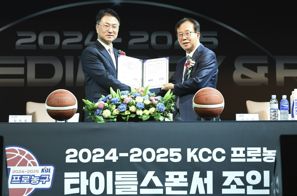 KCC 정재훈 대표(좌)와 KBL 이수광 총재(우)가 프로농구 타이틀 스폰서 조인식 기념 촬영을 하고 있다.(사진=KCC)