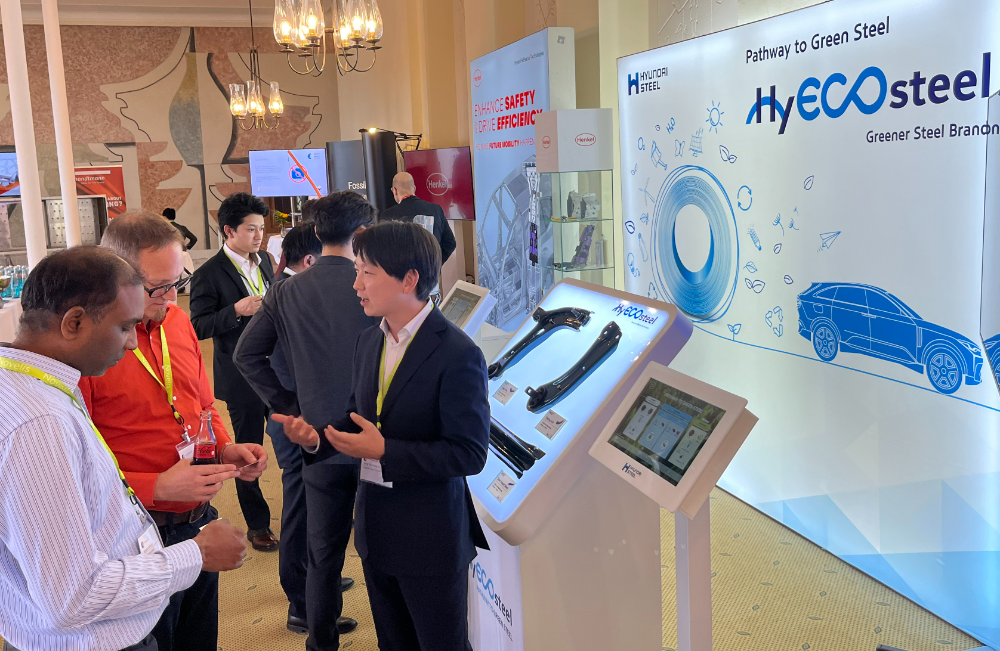현대제철 연구원이 독일 ECB(Euro Car Body)에 참석한 글로벌 고객사들에게 탄소저감 자동차강판 제품을 설명하고 있는 모습.(사진=현대제철)