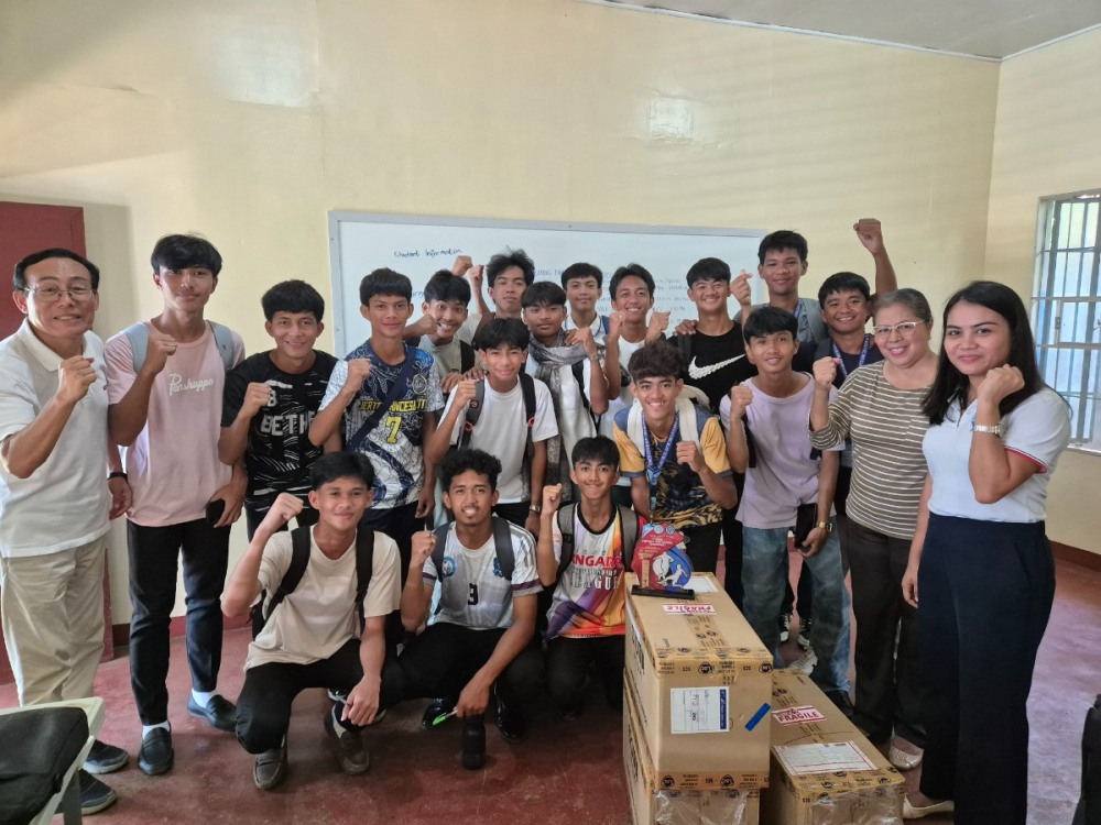 BSK재단이 필리핀 팔라완에 위치한 벧엘 시니어 하이스쿨과 MOU를 체결하고 현지 학생들과의 기념 사진 전경. (사진=BSK재단)