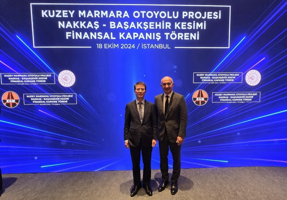 튀르키예 현지에서 열린 나카스-바삭세히르 도로 건설 사업 체결식에서 삼성물산 건설부문 오세철 대표이사(왼쪽)와 르네상스 창업주 에르맨 일르작(Erman Ilicak) 회장(오른쪽)이 기념촬영을 하고 있다.(사진=삼성물산 건설부문)