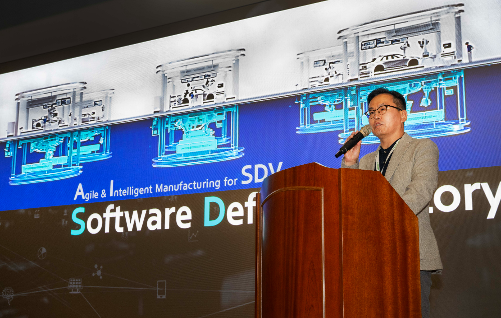 현대차•기아 E-FOREST센터 이재민 상무가 소프트웨어 중심 공장(SDF)의 개념에 대해 설명하는 모습.(사진=현대자동차)