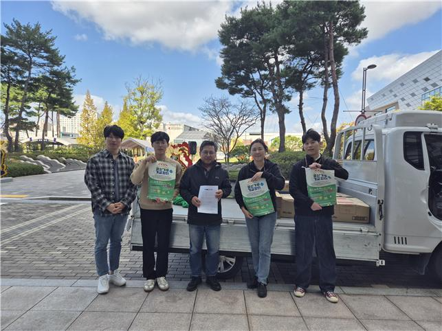 전력거래소에서 직원들이 자발적으로 기부한 물품을 (사)시민생활환경회의에 전달하고 있다.(사진=전력거래소)