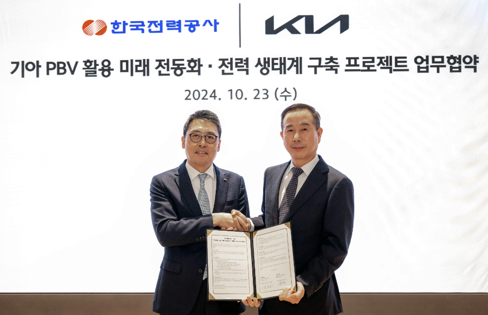 (왼쪽부터) 한국전력공사 이준호 안전&영업배전 부사장, 기아 국내사업본부장 정원정 부사장.(사진=기아)