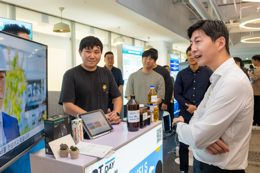 GS칼텍스 허세홍 사장(맨 오른쪽)과 임직원들이 GS칼텍스 제2회 Deep Transformation Day에 참여하고 있다.(사진=GS칼텍스)