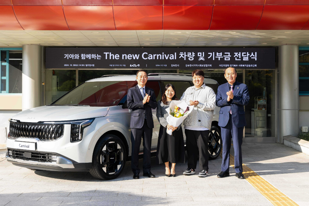 (왼쪽부터) ‘The 2025 카니발’ 9인승 차량 전달식에서 기아 국내사업본부장 정원정 부사장, 사공혜란•김준영 부부, 박형덕 동두천시장이 기념 사진을 촬영하고 있다.(사진=기아)