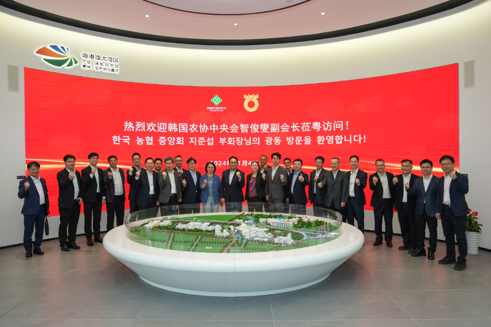 4일 중국 광동성 혜주시 소재 공소합작연합사 산하 기관에서, 농협중앙회 지준섭 부회장(왼쪽 12번째)과 광동성 공소합작연합사 이에 메이펀 주임(왼쪽 13번째)이 환영행사 후 기념촬영을 하고 있다. 사진=농협중앙회