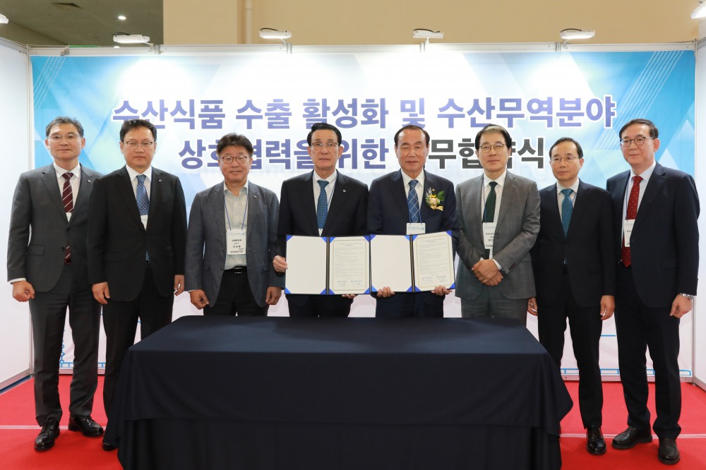 노동진 수협중앙회장(왼쪽 네번째부터)이 지난 6일, 배기일 한국수산무역협회장과 부산벡스코에서 '수산식품 수출 활성화 및 수산무역분야 상호협력을 위한 업무협약'을 체결하고 있다.(사진=수협중앙회)