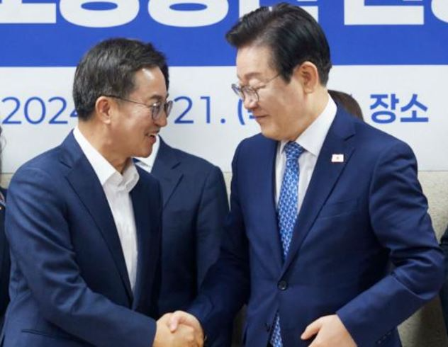 김동연 경기도지사(좌쯕)와 이재명 더불어민주당대표가 악수를 나누고 있다.