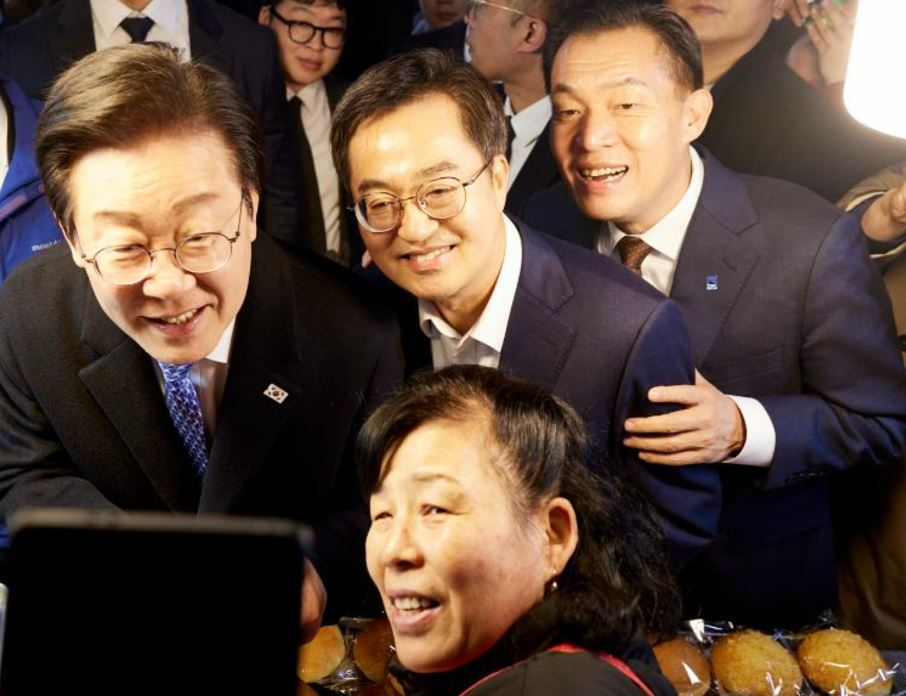 수원 못골시장을 방문하여 상인과 기념사진을 촬영하고 있다(좌로부터 이재명 대표, 김동연 지사, 이재준 수원시장)