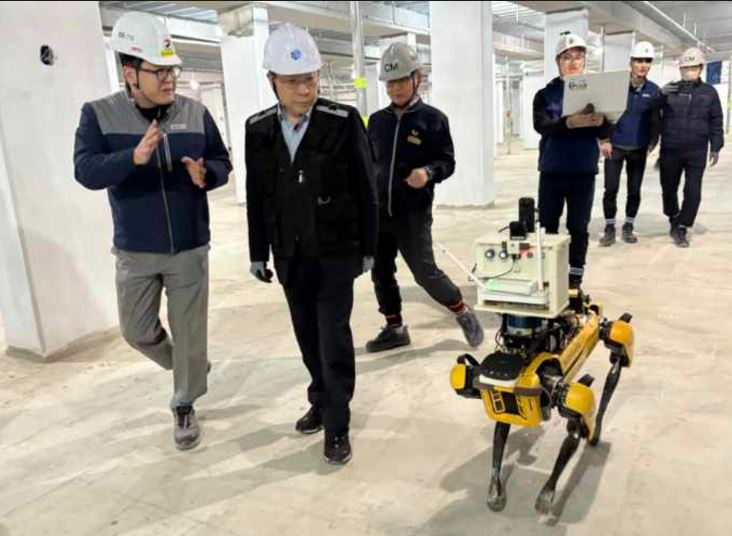 김세용 GH 사장(좌쯕두번째)이 현장책임자의 설명을 들으며 사각지대 작업관리하는 스폿과 함께 걷고 있다.