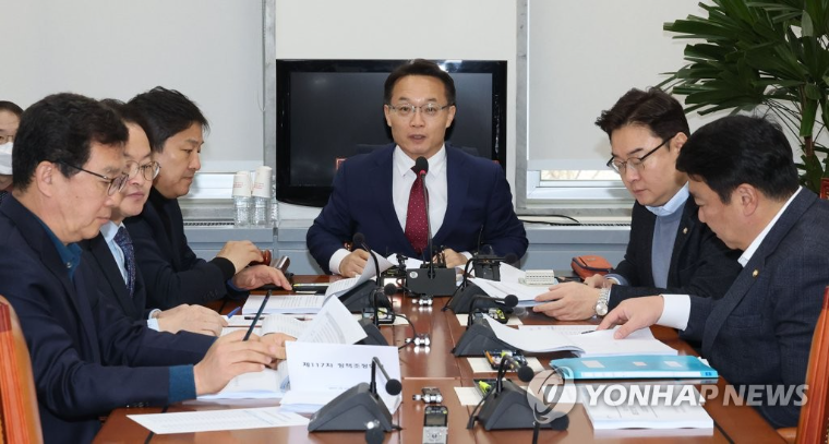 조해진 (가운데) 3선 전 국회의원 (사진=연합뉴스)