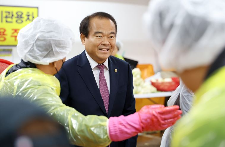 이덕수 의장이 신흥1동 김장담그기 행사에 참석한 주민에게 격려를 하고 있다.