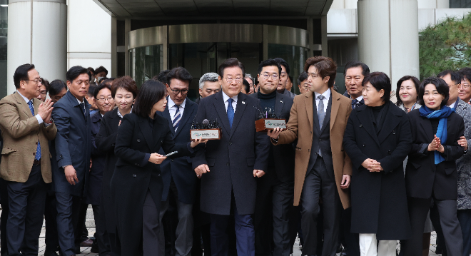 이재명 대표가 '위증교사' 1심 선고공판 무죄 후 걸어나오고 있다.(사진=연합뉴스)