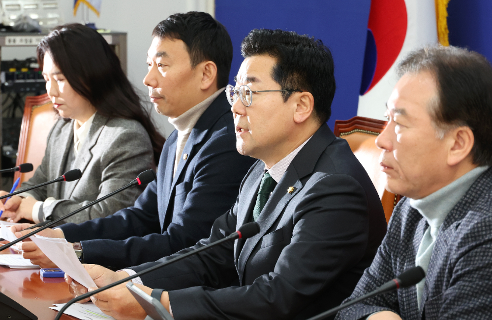 더불어민주당 박찬대 원내대표(왼쪽 세번째)가 1일 오전 국회에서 열린 기자간담회에서 발언하고 있다.(사진=연합뉴스)