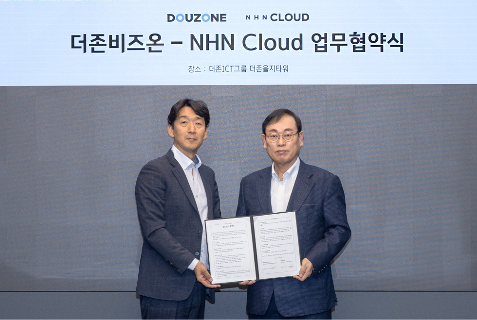 NHN클라우드 김동훈 대표(좌측)와 더존비즈온 이강수 사장(우측)이 기념촬영을 하고 있다. 사진=NHN클라우드