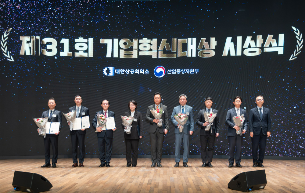 (왼쪽에서부터 여섯 번째) 강민석 HDC현대산업개발 상무, (아홉 번째) 이승렬 산업통상자원부 산업정책실장.(사진=HDC현대산업개발)