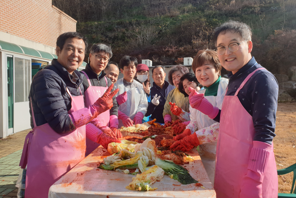 대한항공 사내봉사단 ‘사랑나눔회’가 지난 7일 경상남도 김해에 위치한 지적장애인 거주시설인 우리들의 집에서 김장 나눔 행사를 펼쳤다.(사진=대한항공)
