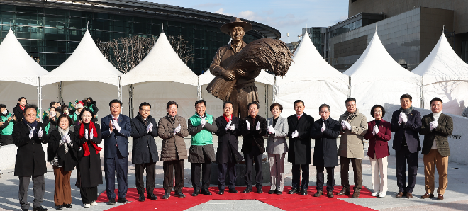 동대구역 광장에 설치된 '박정희 동상'.(사진=연합뉴스)