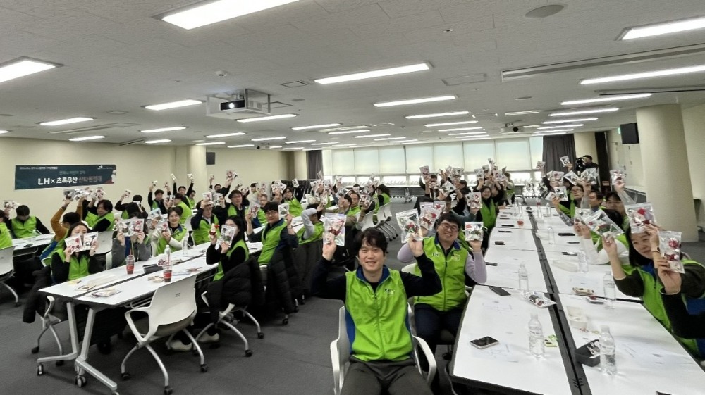 LH 임직원들이 모여 선물 꾸러미를 제작하는 모습.(사진=LH)