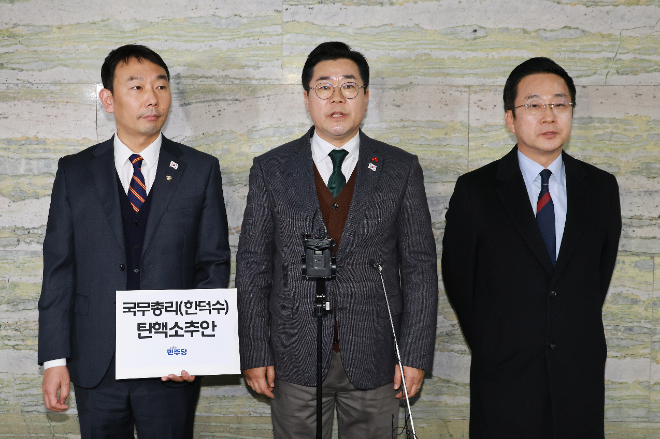 더불어민주당 김용민 원내정책수석부대표(왼쪽부터)와 박찬대 원내대표, 박성준 원내수석부대표가 24일 오후 국회 의안과 앞에서 '국무총리 한덕수 탄핵소추안' 제출 보류 이유를 밝히고 있다. (사진=연합뉴스)