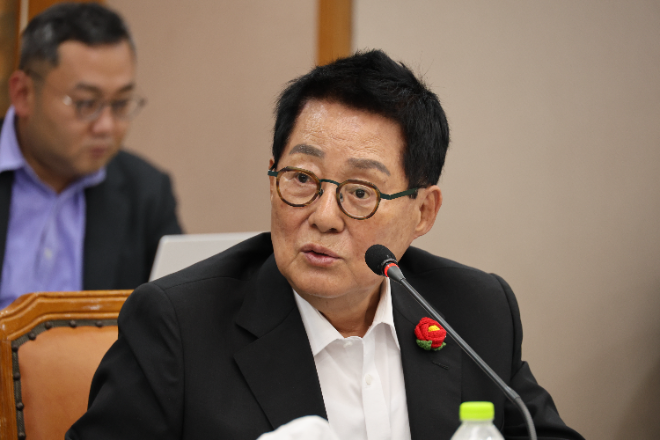 국정감사서 질의하는 박지원 의원.(사진=연합뉴스)