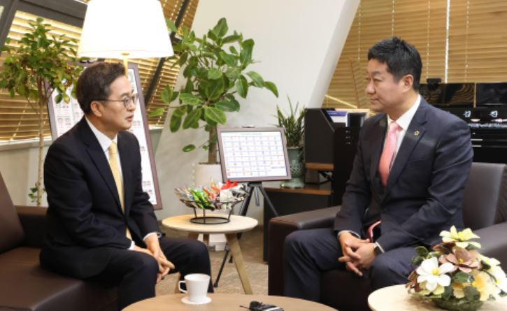 김동연 지사, 김진경 경기도의회 의장 만나 환담