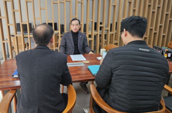 경기도의회 농정해양위원회 부위원장 김창식 도의원이 서울시의 1155번 버스 단축 계획에 따른 대체 노선 추진 방안을 논의하기 위해 관계자들과 정담회를 개최하고 있다.