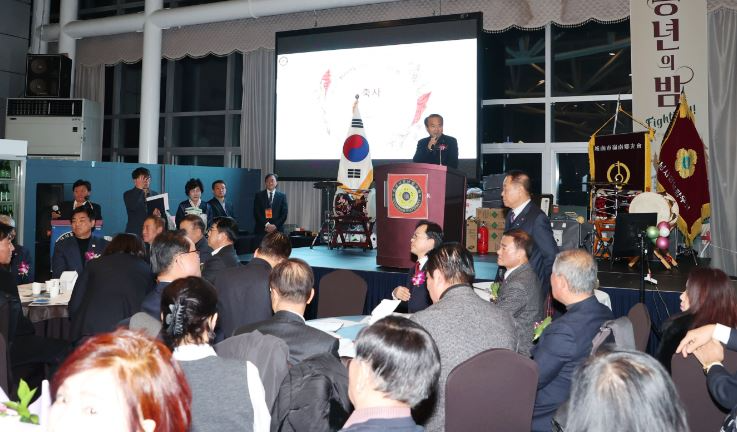 성남시의회 이덕수 의장이 2024년을 보내는 영남향우회 밤에 참석하여 축사를 하고 있다,