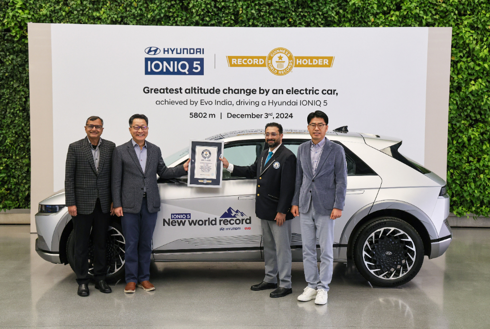 현대자동차 인도아중동대권역장 김언수 부사장(왼쪽 두번째)이 기네스북에 등재된 아이오닉 5를 배경으로 기네스북 인증서를 들고 기념촬영을 하는 모습.(사진=현대자동차)