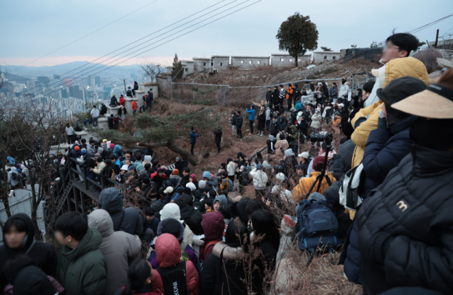 2025년 새해 첫 일출 보는 시민들.(사진=연합뉴스)