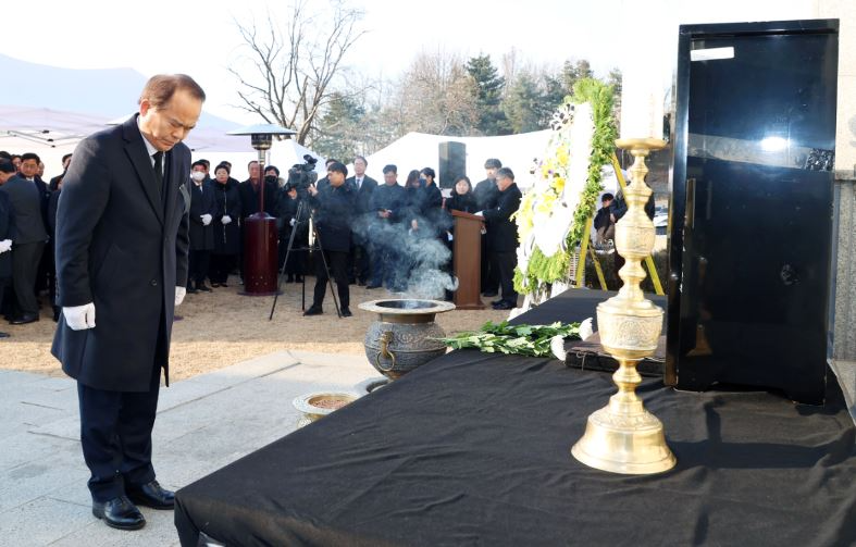 이덕수 의장이 2025년 새해 첫 일정으로 태평동에 위치한 현충탑을 방문하여 헌화를 한 뒤 묵념을 하고 있다.