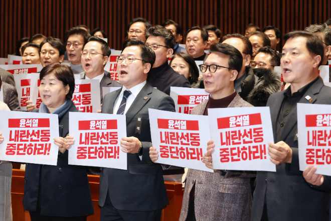 더불어민주당 박찬대 원내대표를 비롯한 의원들이 지난 4일 오후 국회에서 열린 비상 의원총회에서 윤석열 대통령에 대한 체포와 구속 수사를 촉구하고 있다. 사진=연합뉴스