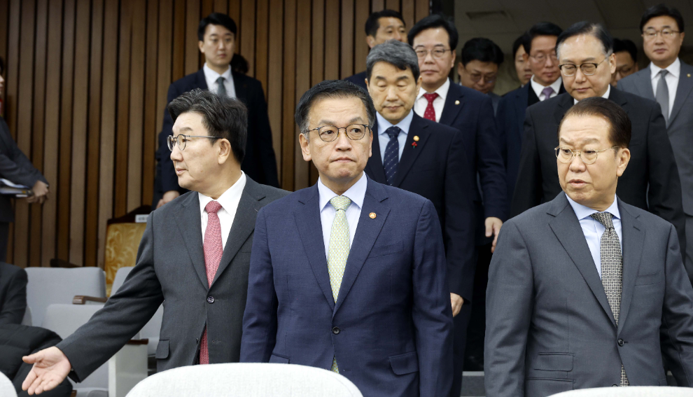 최상목 대통령 권한대행 부총리 겸 기획재정부 장관과 국민의힘 권영세 비상대책위원장, 권성동 원내대표가 8일 서울 여의도 국회에서 열린 비상 경제 안정을 위한 고위당정협의회에 참석하고 있다.(사진=연합뉴스)