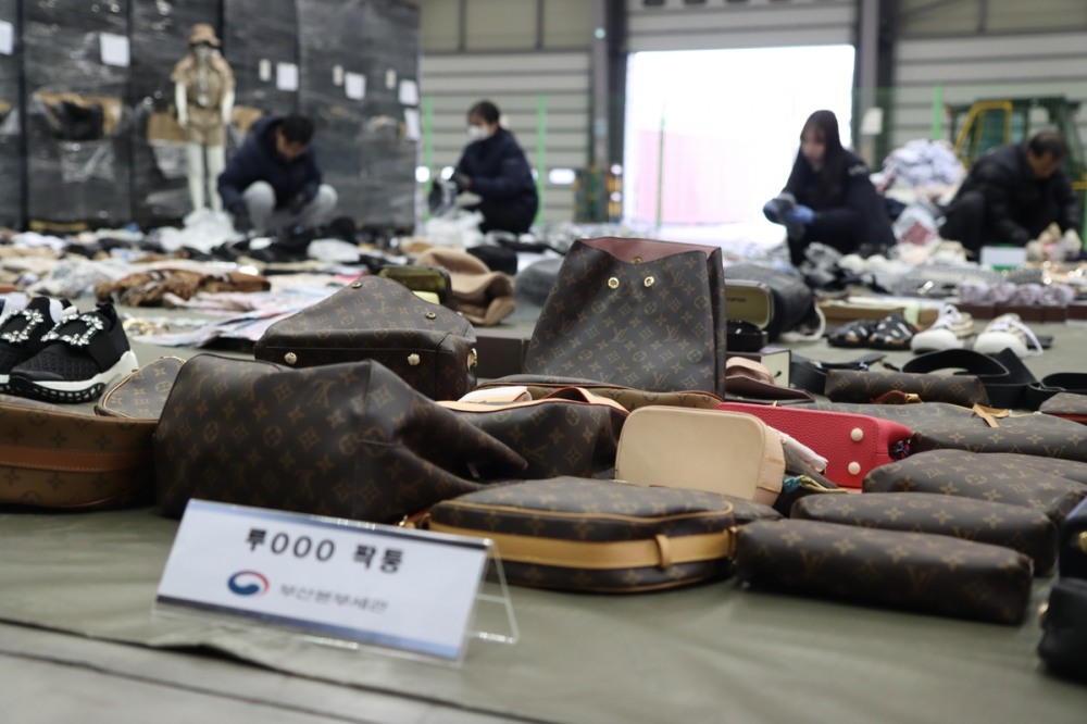 A씨에게 압수한 짝품(사진=연합뉴스)