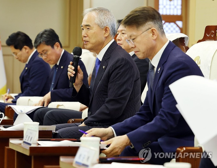 마이크를 잡고 있는 양부남 국회의원 (사진=연합뉴스)