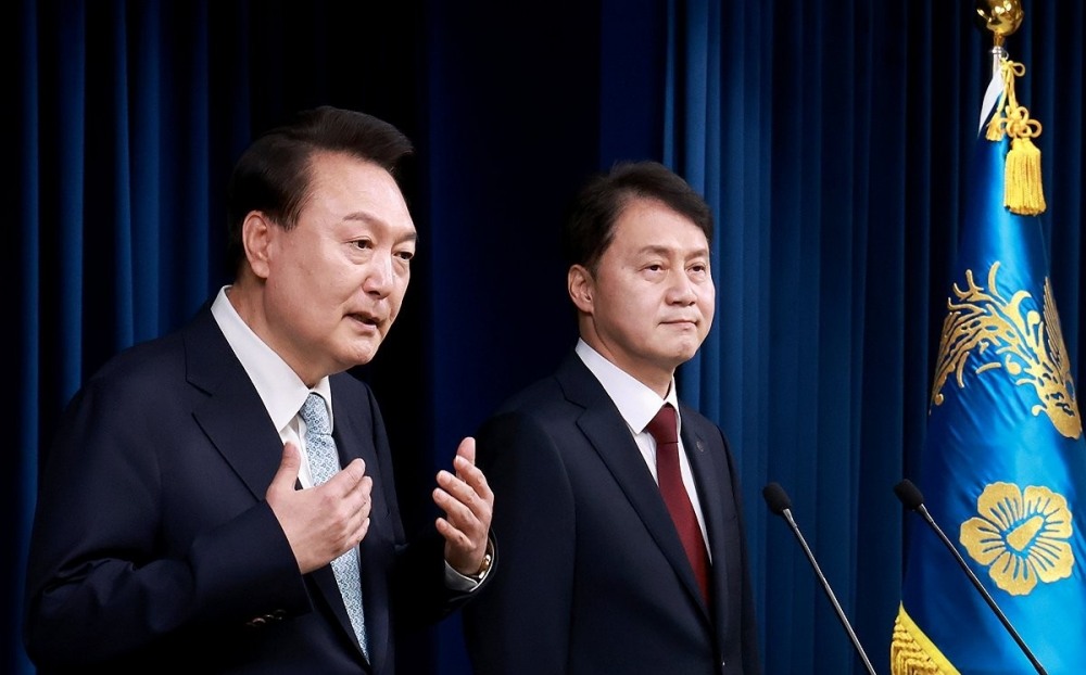 지난해 5월 인사에서 윤석열 대통령의 소개를 받고 있는 김주현 신임 민정수석(사진=연합뉴스)