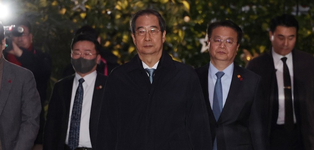 한덕수 국무총리가 27일 오후 국회의 탄핵소추 의결 뒤 서울 종로구 정부서울청사를 나서고 있다.(사진=연합뉴스)