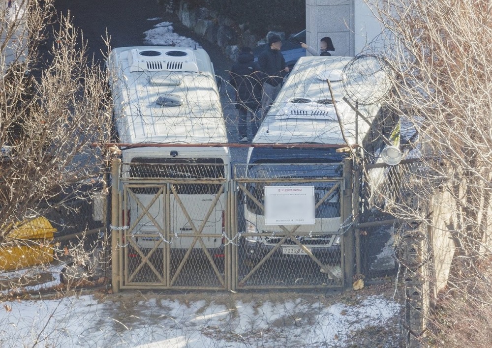 체포 영장 집행 초읽기 대비 출입문 방어 강화하는 경호처(사진=연합뉴스)