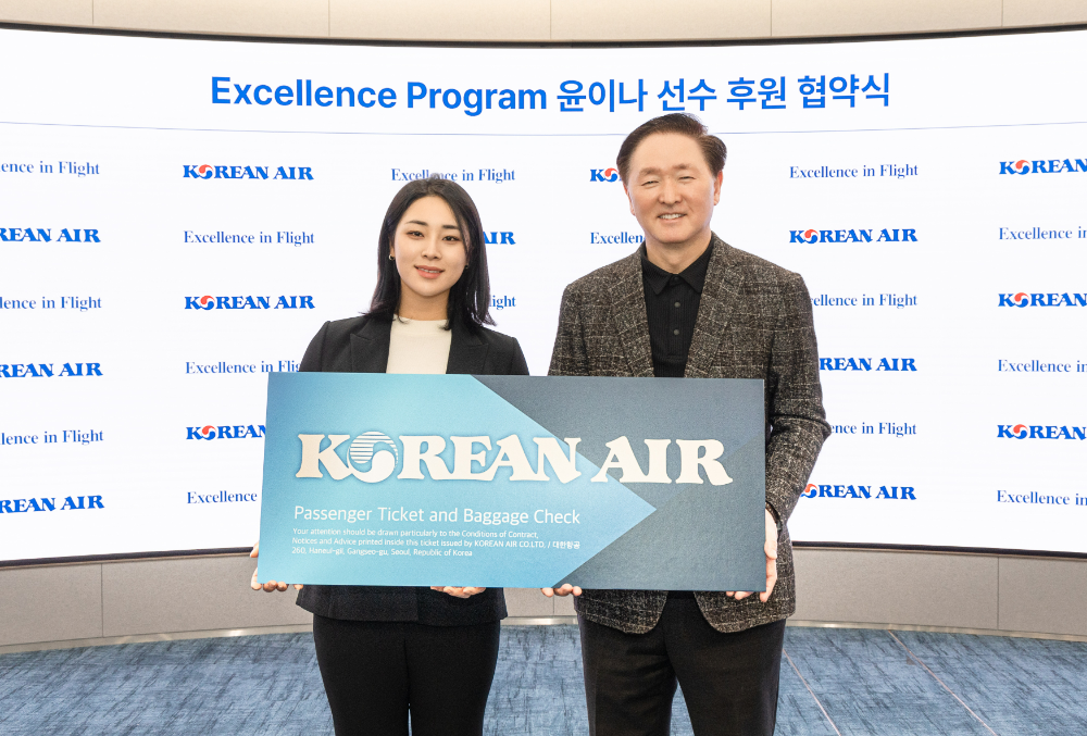 협약식에 참석한 우기홍 대한항공 사장(오른쪽)과 프로골퍼 윤이나 선수가 기념 사진을 촬영하는 모습.(사진=대한항공)